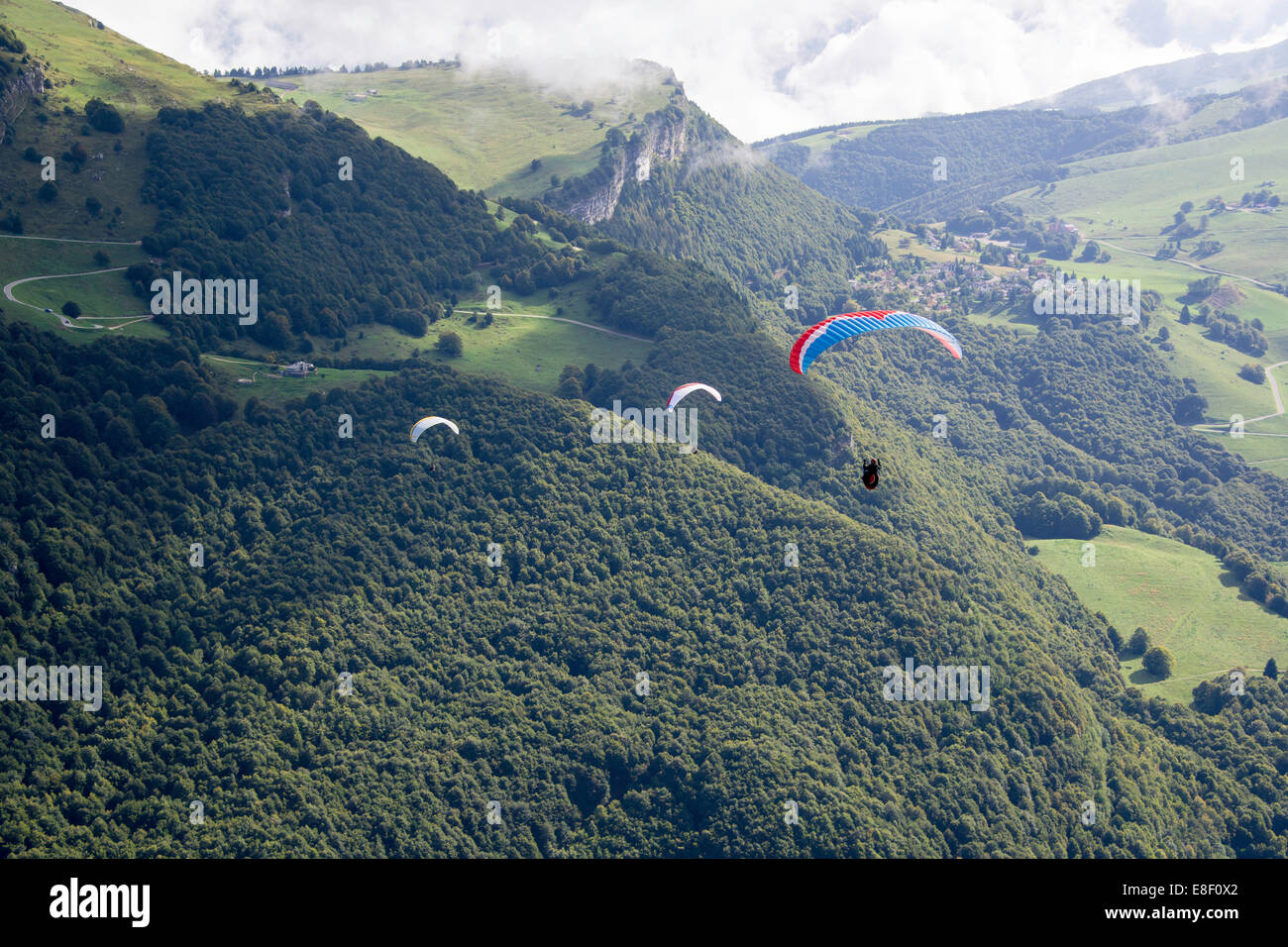 Tre i parapendii battenti in una riga dal Monte Baldo Lago di Garda. Foto Stock