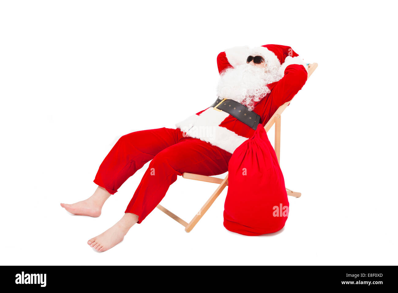 Merry Christmas Santa Claus seduto su una sedia con borsa regalo su sfondo bianco Foto Stock