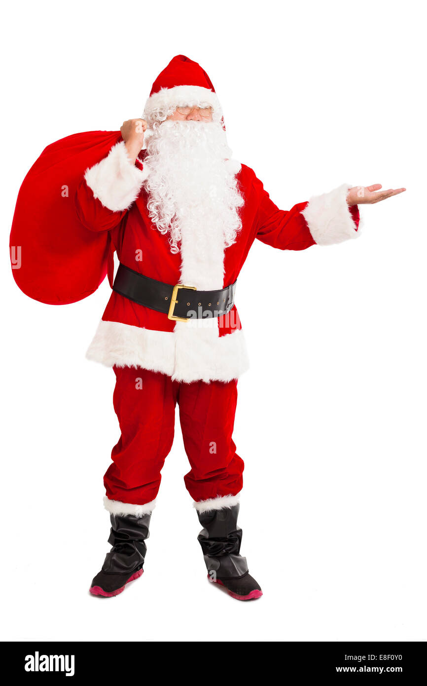 Merry Christmas Santa Claus holding borsa regalo e mostra su sfondo bianco Foto Stock
