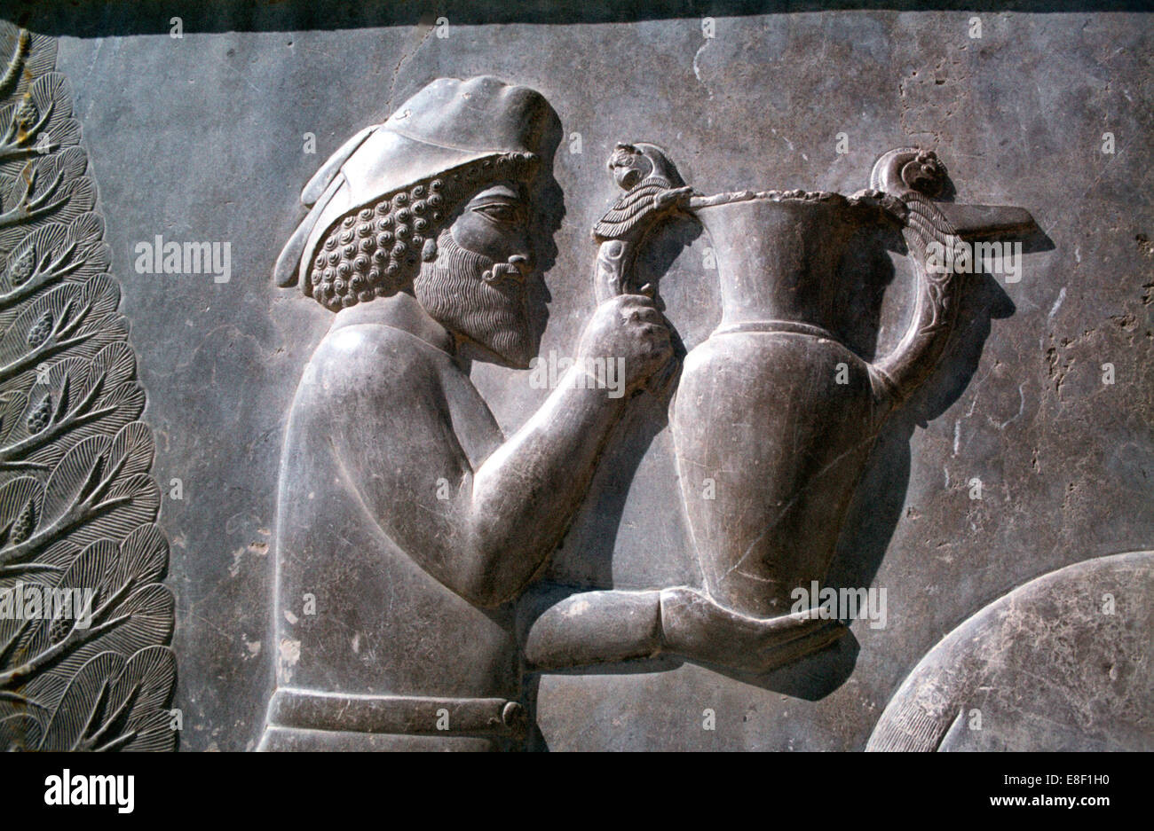 Il sollievo di un uomo armeno portando un recipiente la Apadana, Persepolis, Iran Foto Stock