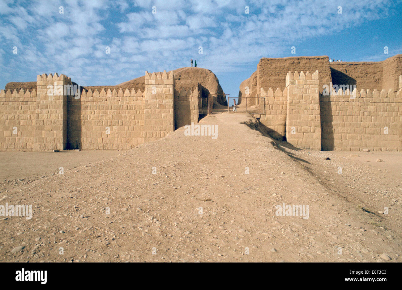 La facciata della porta Shamash, Ninive, Iraq, 1977. La ricostruzione costruito negli anni sessanta di una delle grandi porte delle antiche città assira di Ninive. Foto Stock