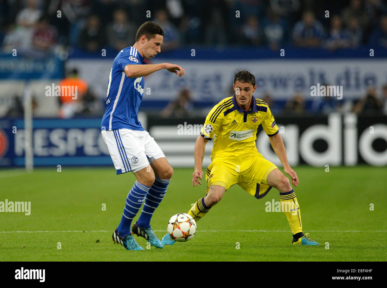 Gelsenkirchen, Germania 30.9.2014, Champions League 14/15 fase di gruppo, Schalke 04 - NK Maribor - Julian Draxler (S04) , Ales Mej Foto Stock