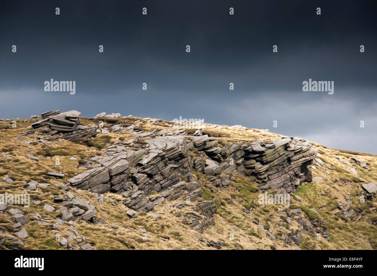 Dark Sky oltre Fairbrook Naze,Kinder Scout, Peak District, Inghilterra. Foto Stock