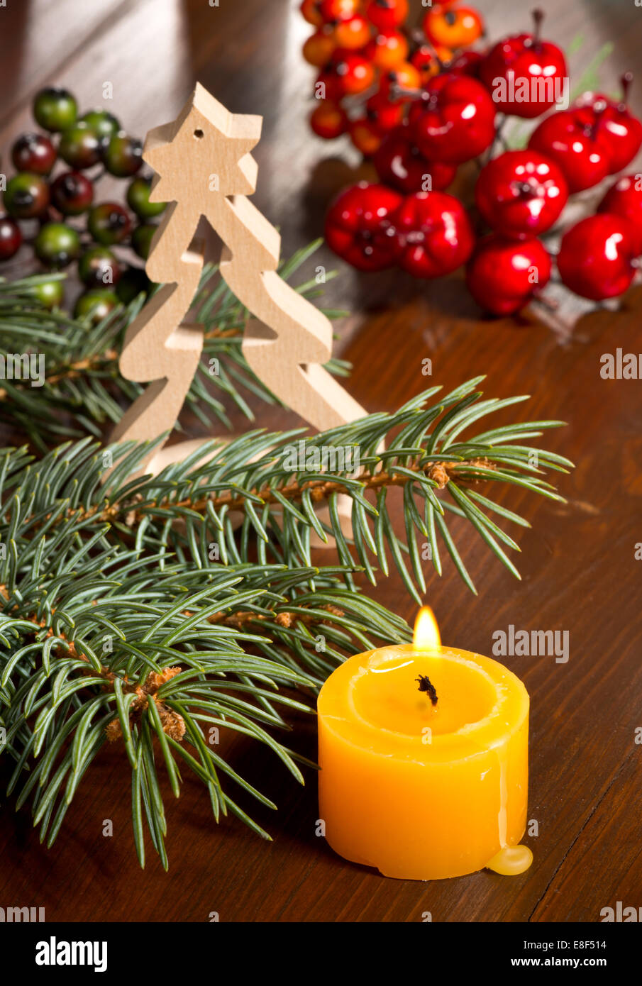 Natura morta con candela di Natale e decorazione Foto Stock