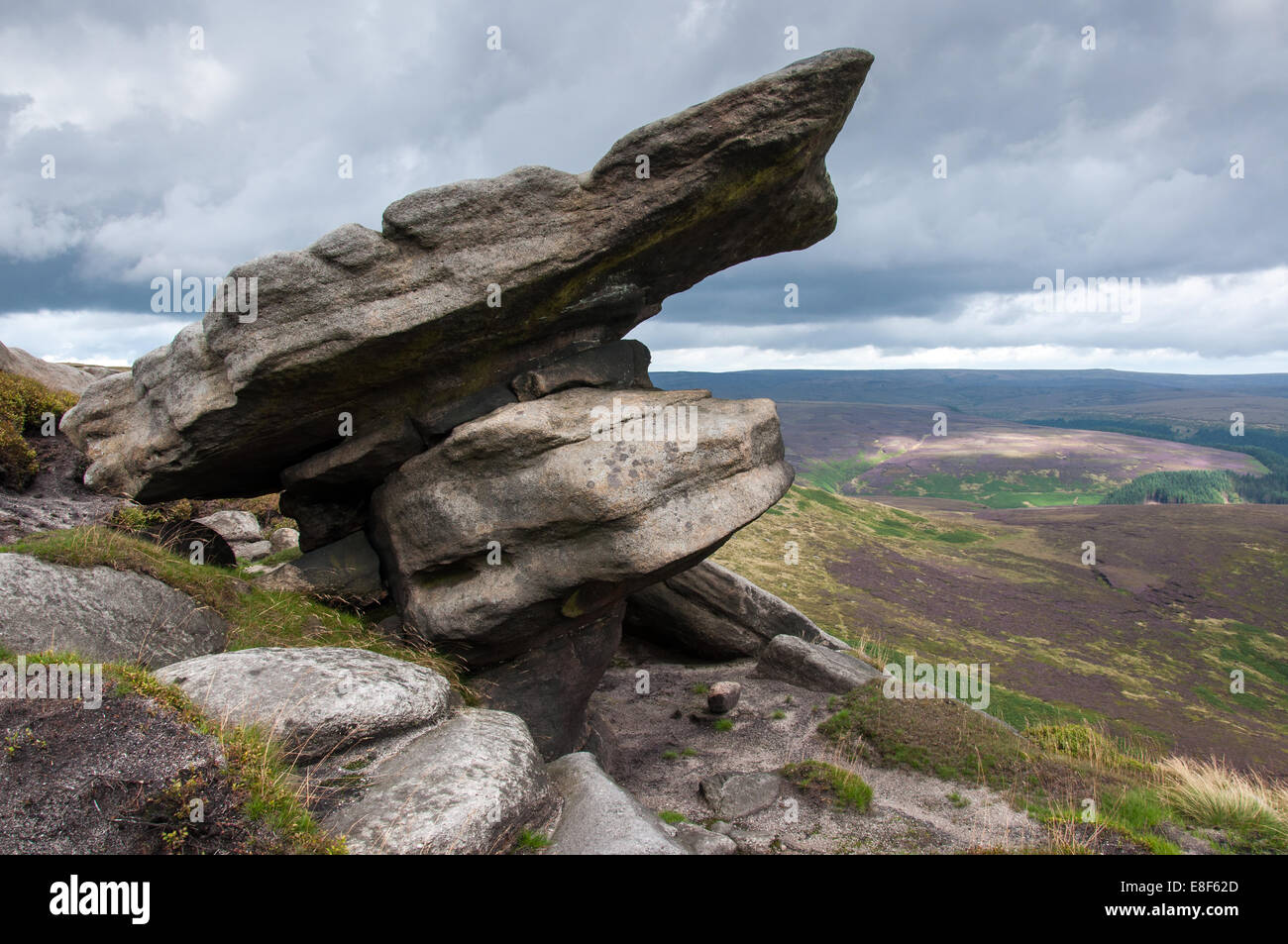Gritstone spettacolari formazioni rocciose su Kinder Scout, Peak District, Derbyshire, in Inghilterra. Foto Stock