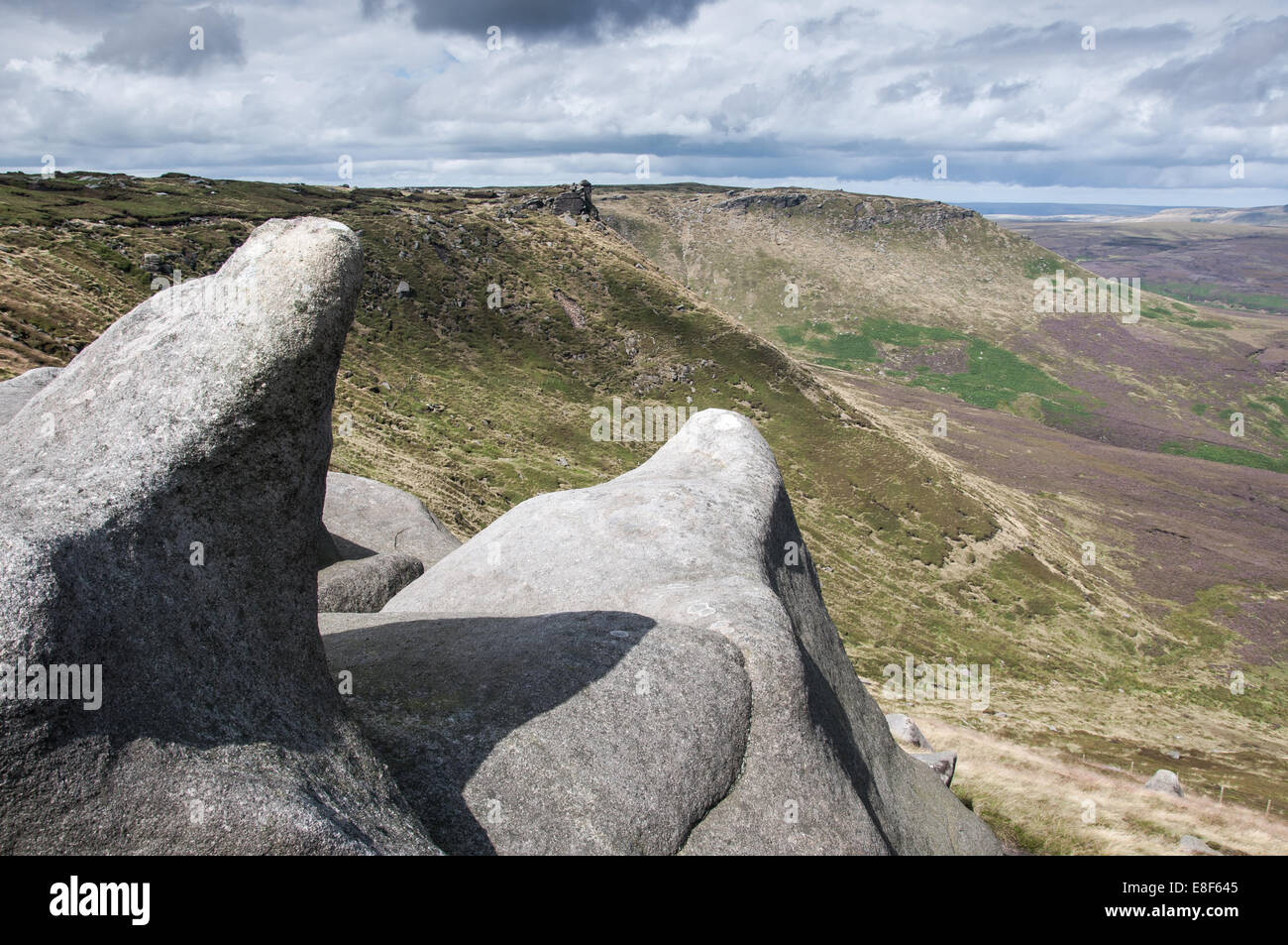 Weathered formazioni rocciose sul bordo settentrionale della Kinder Scout nel Peak District. Vista guardando verso il basso sulla brughiera di seguito. Foto Stock