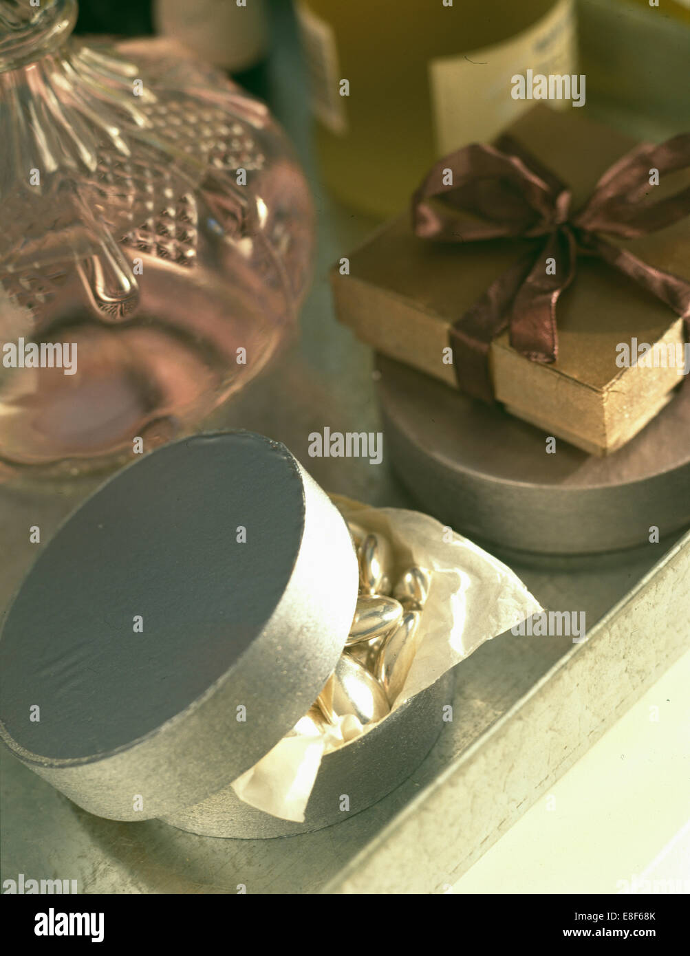 Close-up di metallico verniciato e cerati confezioni regalo con oro confetti Foto Stock