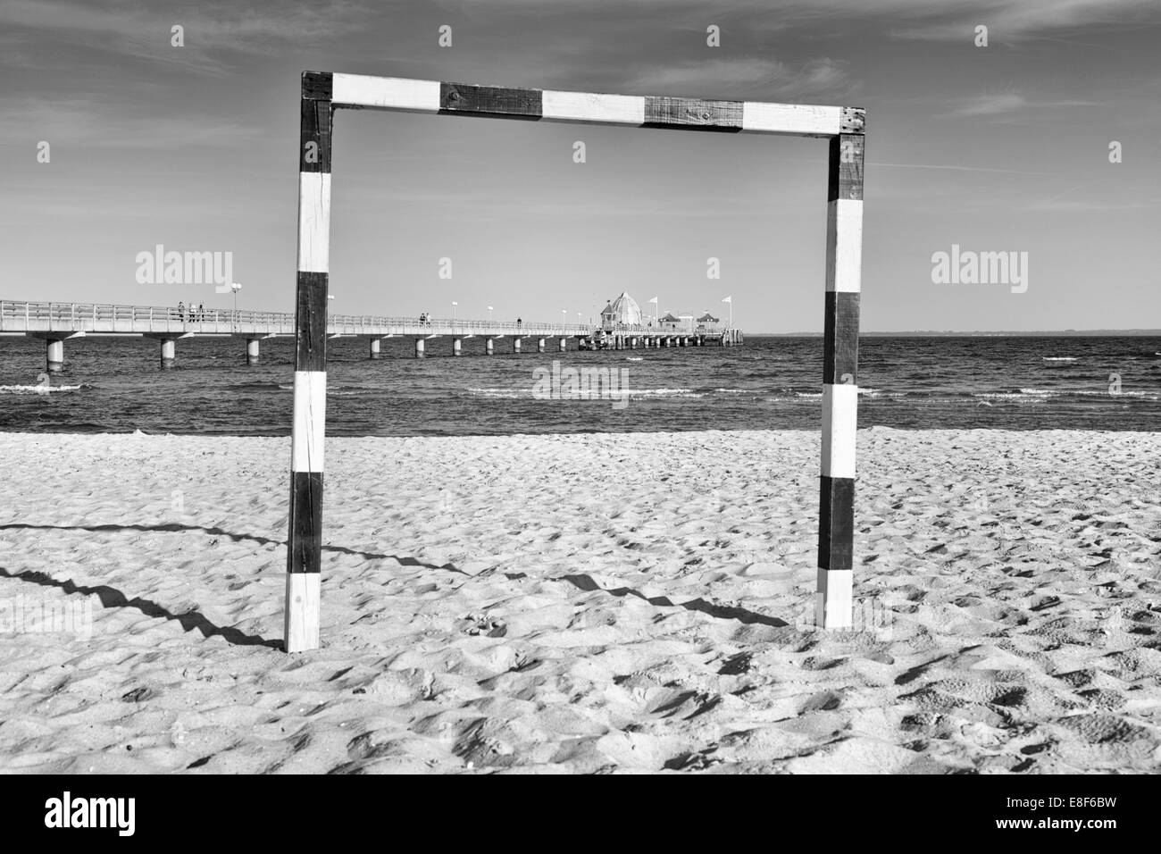Il molo di Grömitz sul Mar Baltico visto attraverso beach soccer obiettivo, immagine in bianco e nero Foto Stock