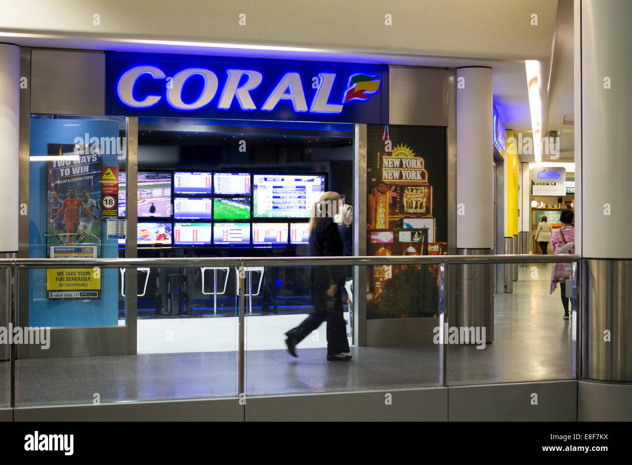 Un corallo negozio di scommesse all'Aeroporto di Londra Gatwick North Terminal Foto Stock