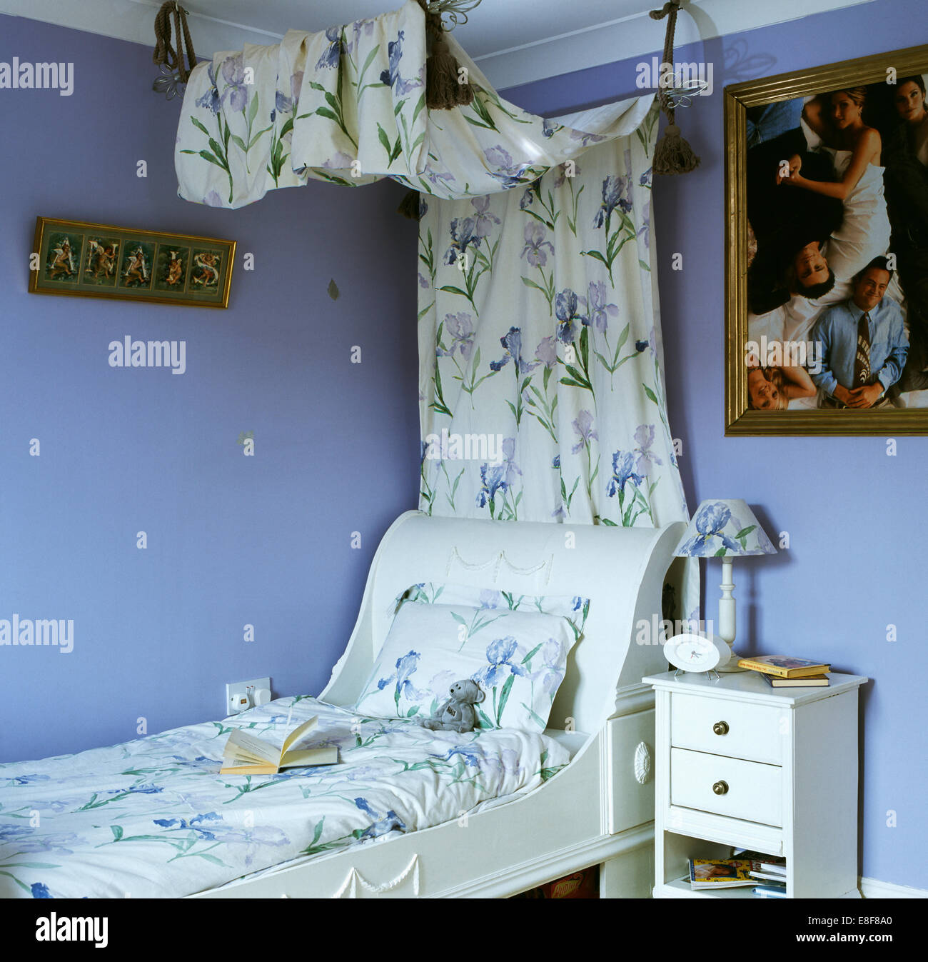 Iris blu tettoia modellato con abbinamento di biancheria da letto su dipinti di bianco nel letto adolescente blu della camera da letto Foto Stock