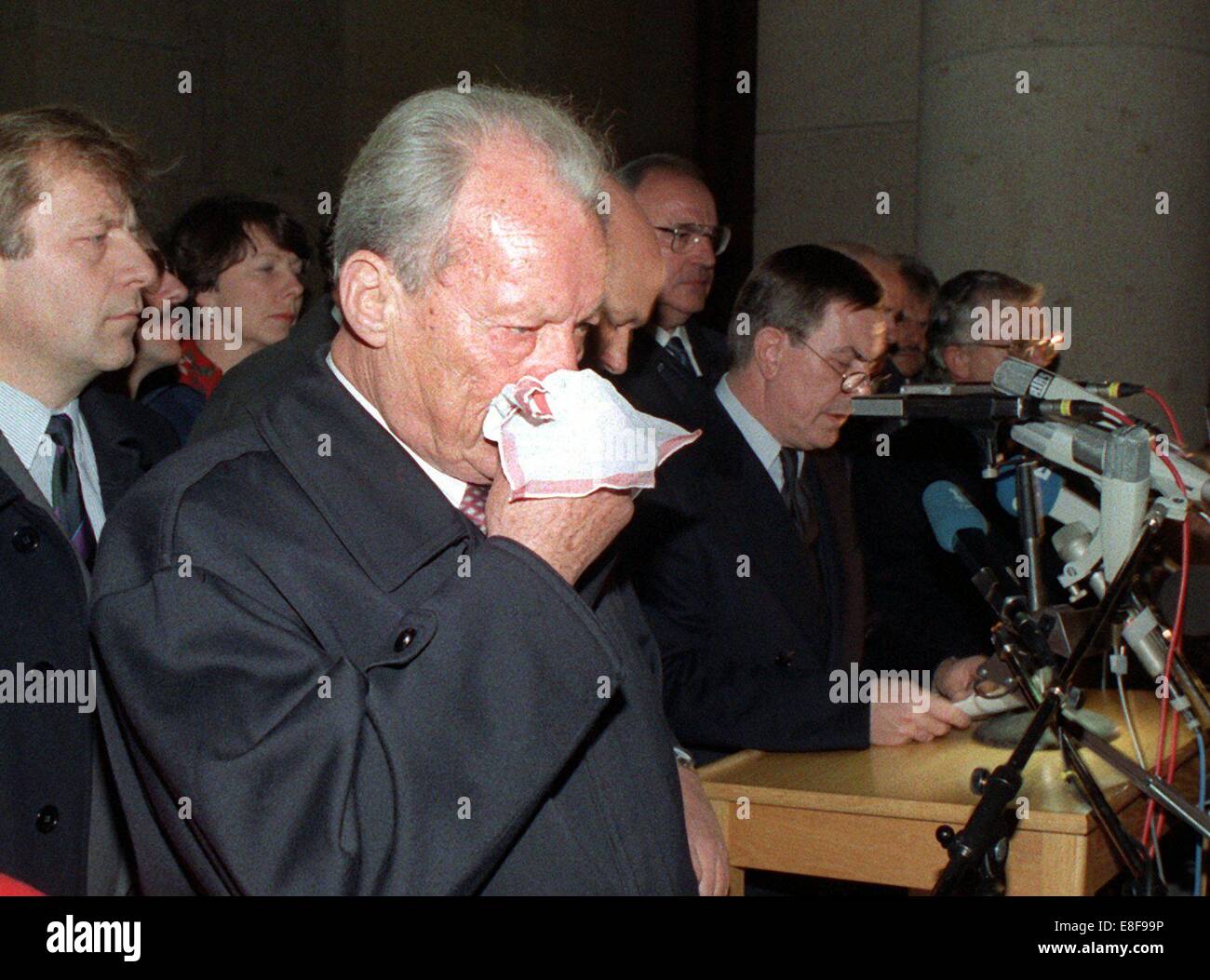 L'ex cancelliere tedesco Willy Brandt soffia il naso durante il discorso di Juergen Wohlrabe (R), altoparlante di Berlino il Parlamento, presso il pubblico principale raccogliendo un giorno dopo la caduta del muro esterno di Schoeneberg City Hall di Berlino Ovest, 10 novembre 1989. CDU (Partito cristiano democratico tedesco) politico Eberhard Diepgen (L) e collega di partito ex cancelliere Helmut Kohl (fondo) sono anche rappresentati. Il 9 novembre 1989 la RDT leadership ha dovuto cedere alla pressione crescente dalle strade e aperti alcuni valichi di frontiera per l'occidente. Foto Stock