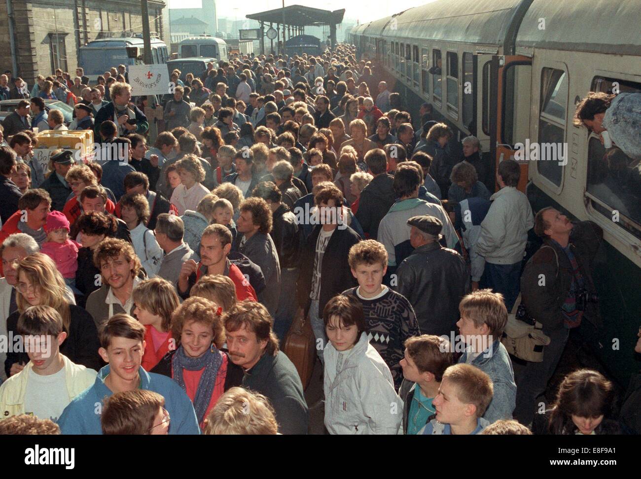 Rdt rifugiati arrivano alla stazione ferroviaria di Hof, Germania, 05 ottobre 1989. Essi avevano occupato la Federal ambasciata tedesca in Cecoslovacchia a Praga e sono stati concessi premission ad emigrare dalle autorità di GRD che in conseguenza finale ha portato alla caduta del muro e la riunificazione delle due Germanie. Foto Stock