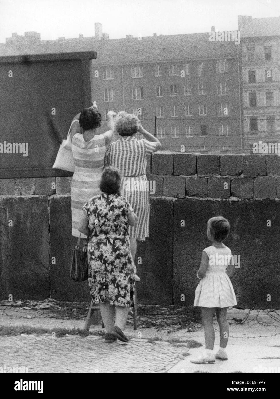 Un gruppo di donne wave oltre il muro di Berlino verso i loro parenti in East-Berlin il 4 settembre 1961. Anche se la nonna vive solo un centinaio di metri di distanza, poiché la costruzione del muro è possibile soltanto a onda da una distanza. Dal 13 agosto 1961, il giorno di inizio della costruzione del muro di Berlino, fino al 9 novembre 1989, il giorno in cui il muro è caduto, la Repubblica federale di Germania e della Repubblica democratica tedesca sono stati separati dalla cortina di ferro. Foto Stock