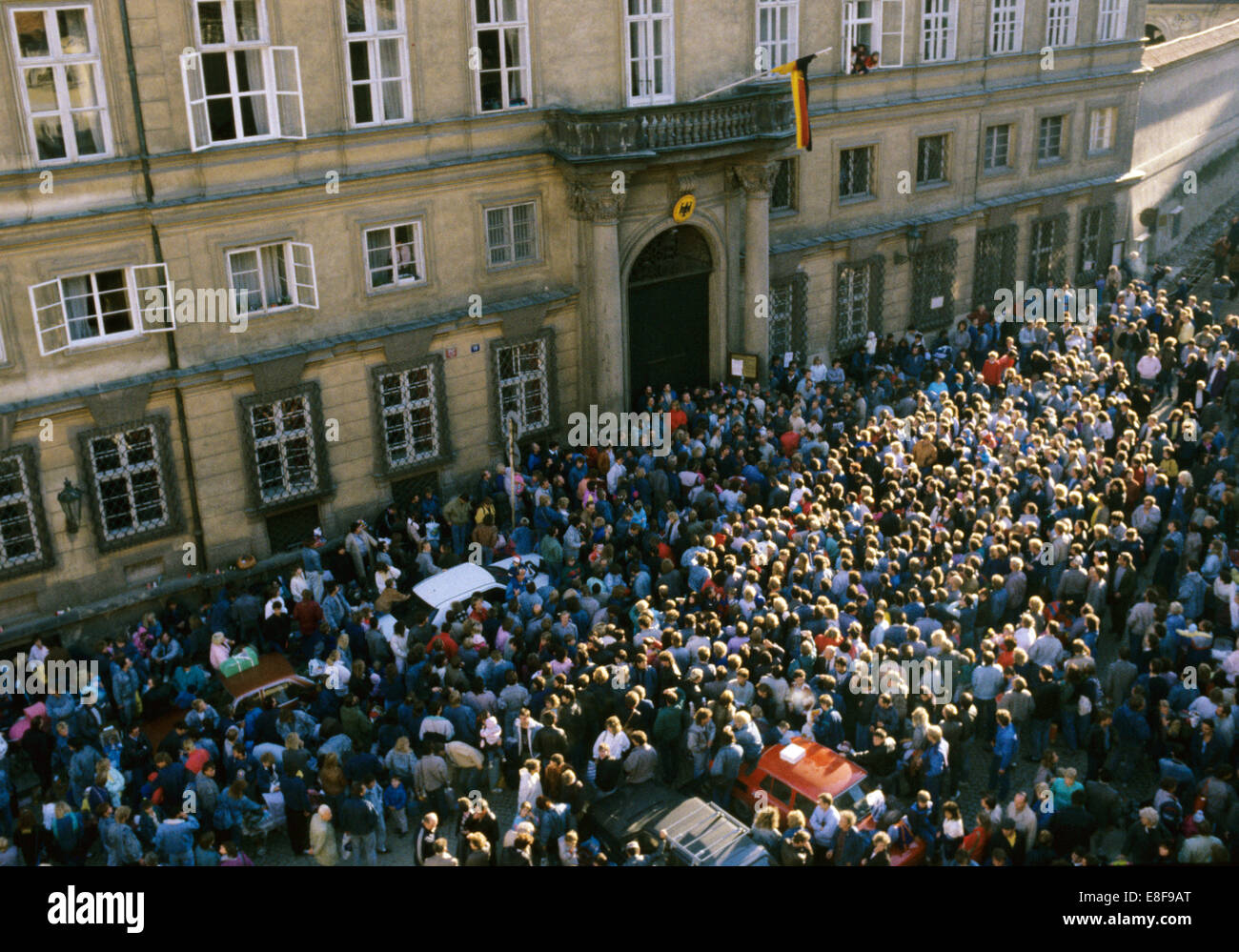 Alcuni 8.000 cittadini della RDT occupare i locali del DFederal ambasciata tedesca in Cecoslovacchia a Praga, 04 ottobre 1989. Le autorità della RDT ha permesso loro di emigrare in conseguenza finale ha portato alla caduta del muro e la riunificazione delle due Germanie. Foto Stock
