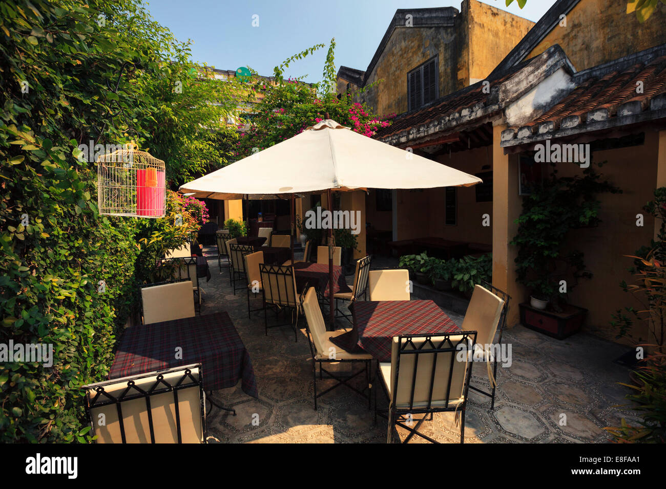 Il Vietnam, Quang Nam Hoi An old town (Sito UNESCO), vecchie case ristrutturate come caffetterie e boutique hotels Foto Stock