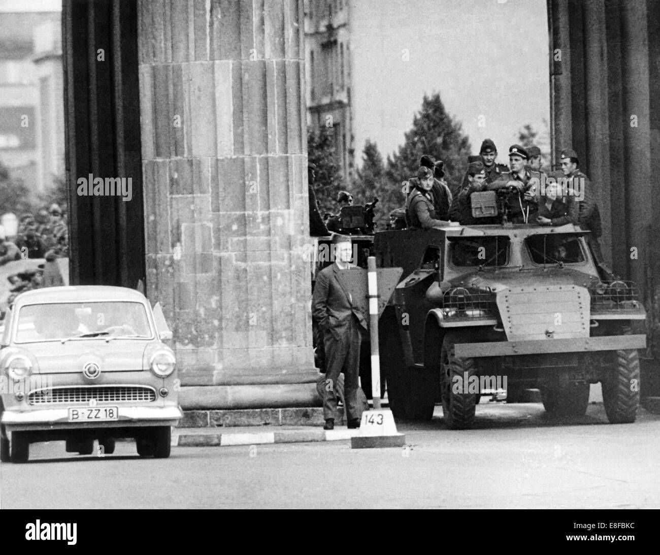 Poliziotti del popolo della polizia del GDR su un militare sovietica e del carrello di un veicolo da Berlino ovest di guida attraverso la Porta di Brandeburgo poco prima della chiusura di Berlino Est nel mese di agosto 1961. Foto Stock