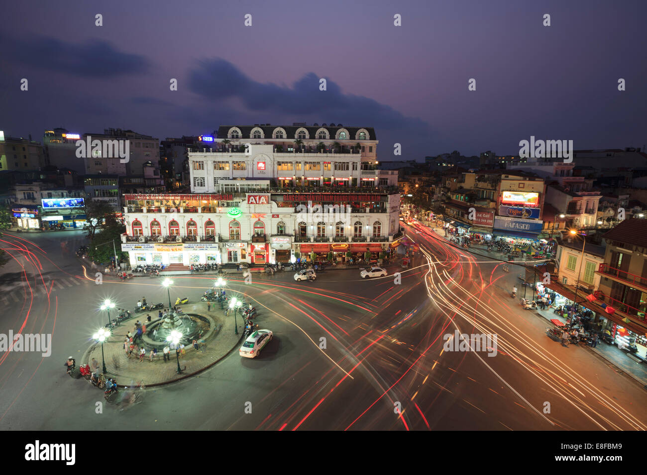 Il Vietnam, Hanoi, incroci affollati nel vecchio quartiere Foto Stock