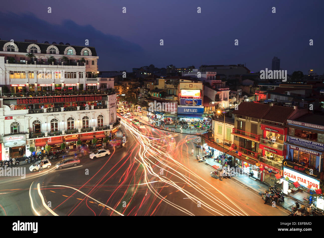 Il Vietnam, Hanoi, incroci affollati nel vecchio quartiere Foto Stock