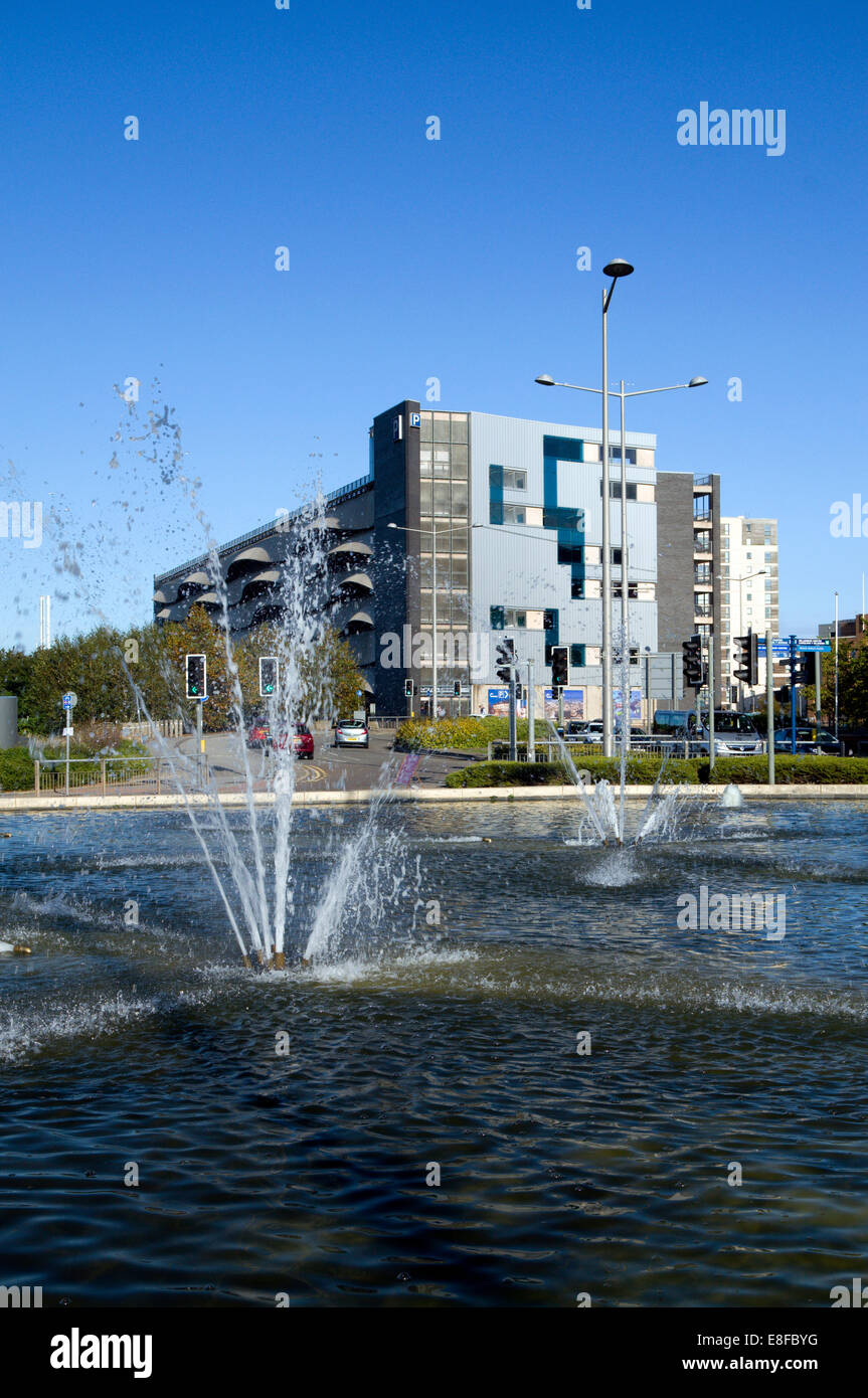 Parcheggio auto e fontane, la Baia di Cardiff, Cardiff, Galles, UK. Foto Stock