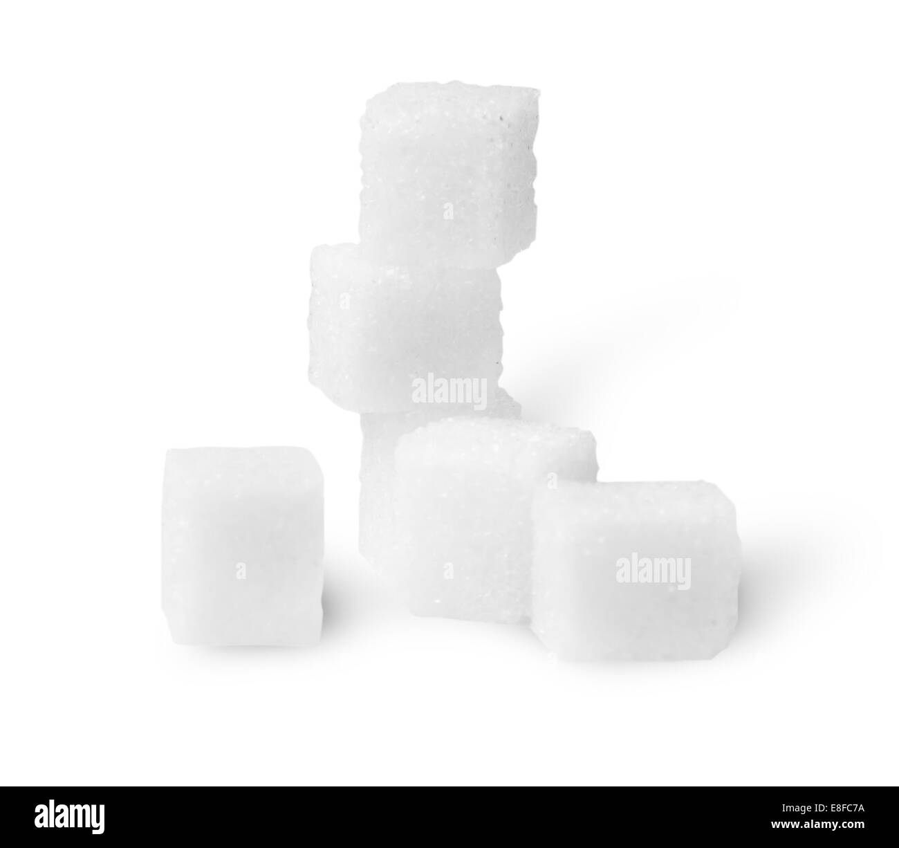 Alcuni cubetti di zucchero isolato su sfondo bianco Foto Stock