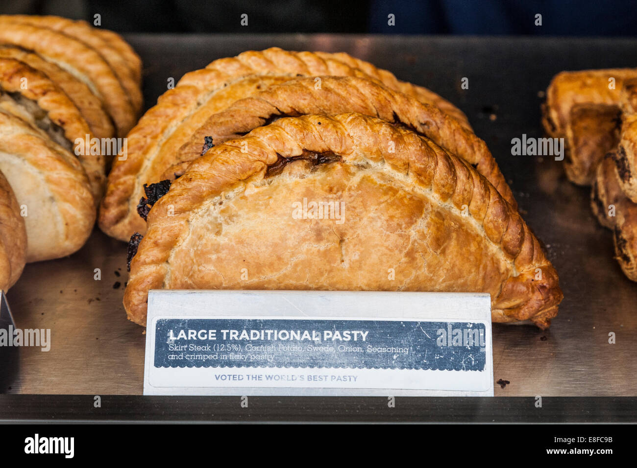 Immagine di un Cornish pasties / pasty nel display di un negozio pastoso. Mevagissey, Cornwall. Regno Unito. Foto Stock