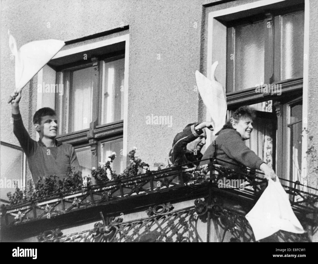 Una famiglia da Berlino ovest onde con bandiere bianche presso i loro parenti in Berlino Est e il 29 di ottobre del 1961. Foto Stock