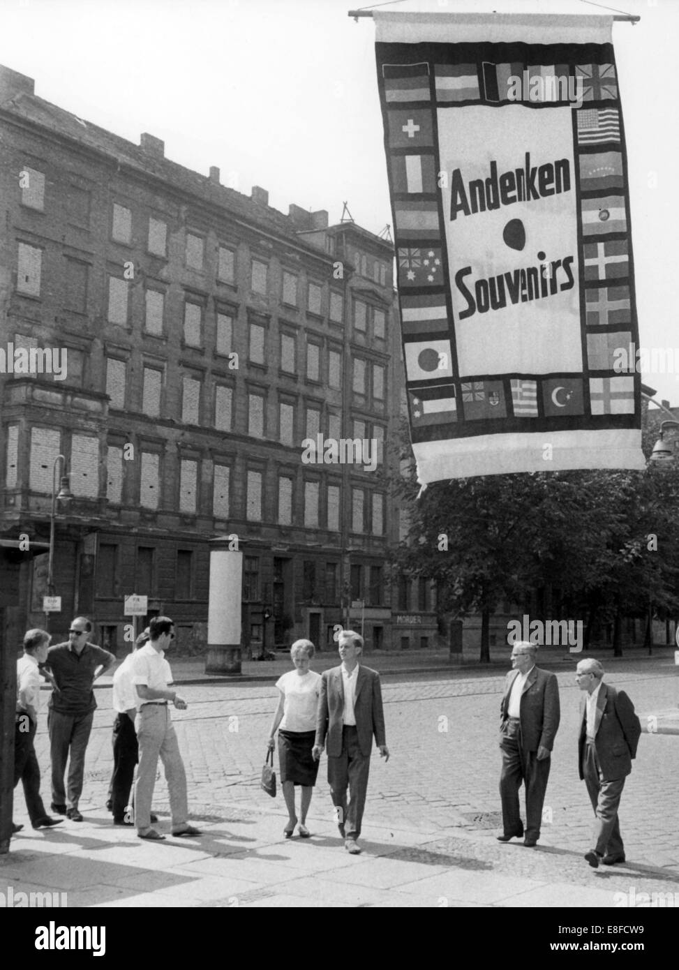 Vista di confine case in mattoni con finestre e porte in Bernauer Street da Berlino ovest il 13 agosto del 1961, esattamente un anno dopo la costruzione del muro. Foto Stock
