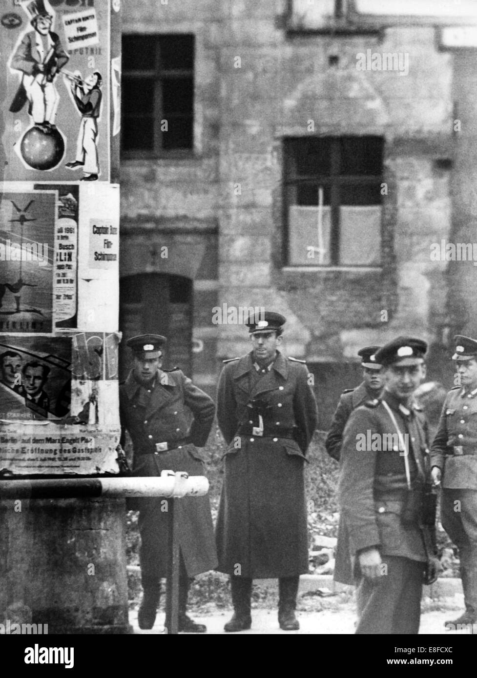 Poliziotti del popolo della polizia nella RDT svolgono il loro dovere della protezione alla frontiera-punto Friedrich Street a Berlino il 17 di ottobre del 1961. Foto Stock