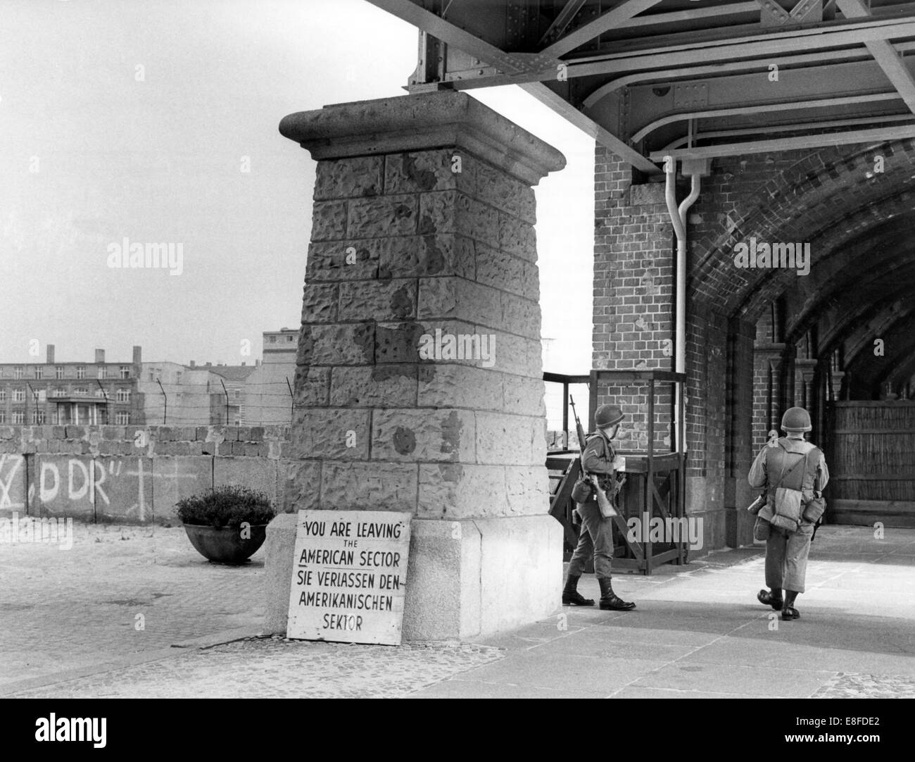 Due soldati del US Army in piedi di fronte a checkpoint Oberbaumbrücke a Berlino il 4 settembre 1962. La Repubblica federale di Germania e della Repubblica democratica tedesca erano divisi da un "cortina di ferro" tra occidente e oriente dal giorno della costruzione del muro sul 13 agosto 1961 fino alla caduta del muro di Berlino del 9 novembre 1989. Foto Stock