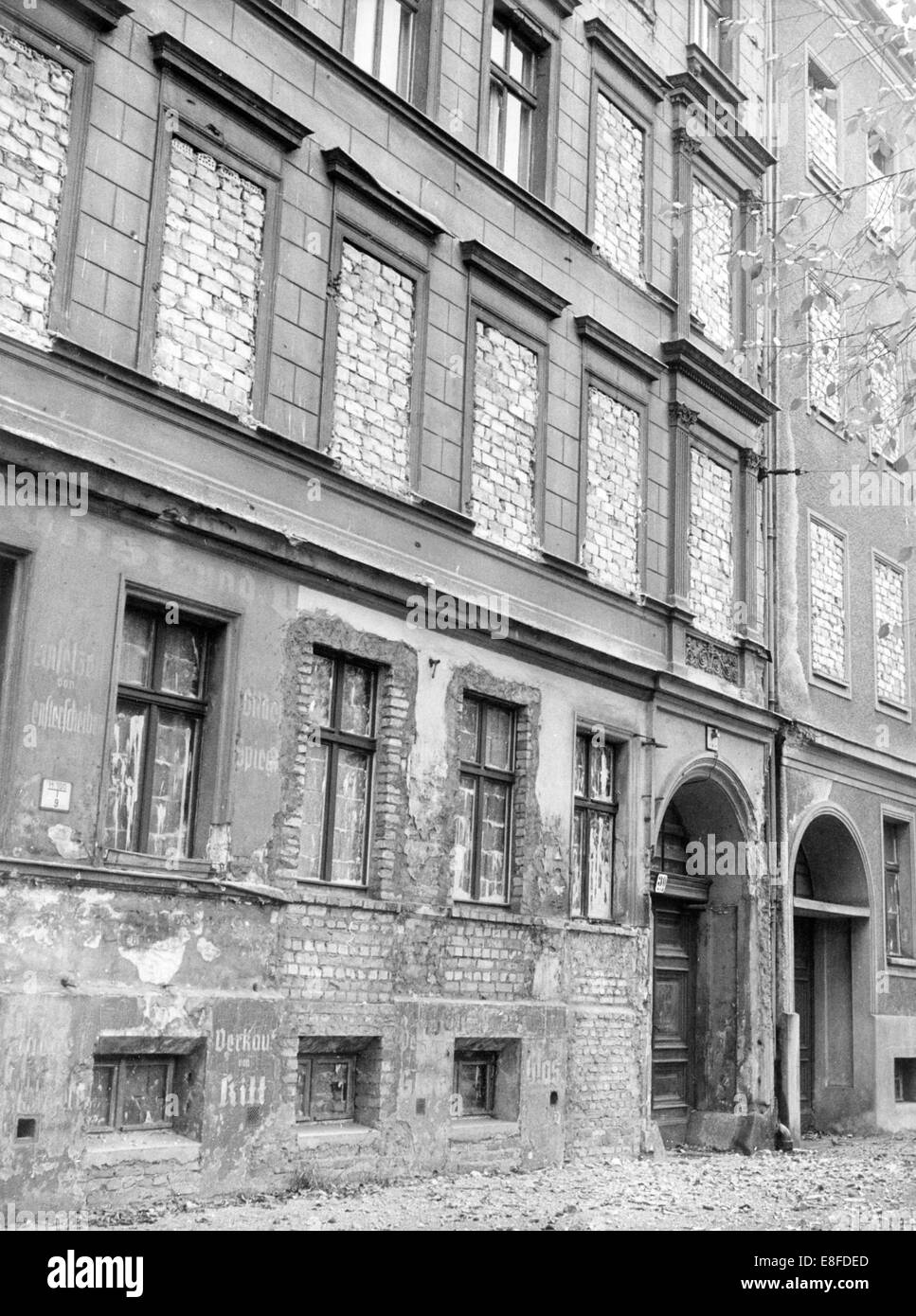 Vista la quasi completamente rovinato windows di due case di frontiera in Bernauer Street a Berlino il 17 di Gennaio di 1961. Foto Stock