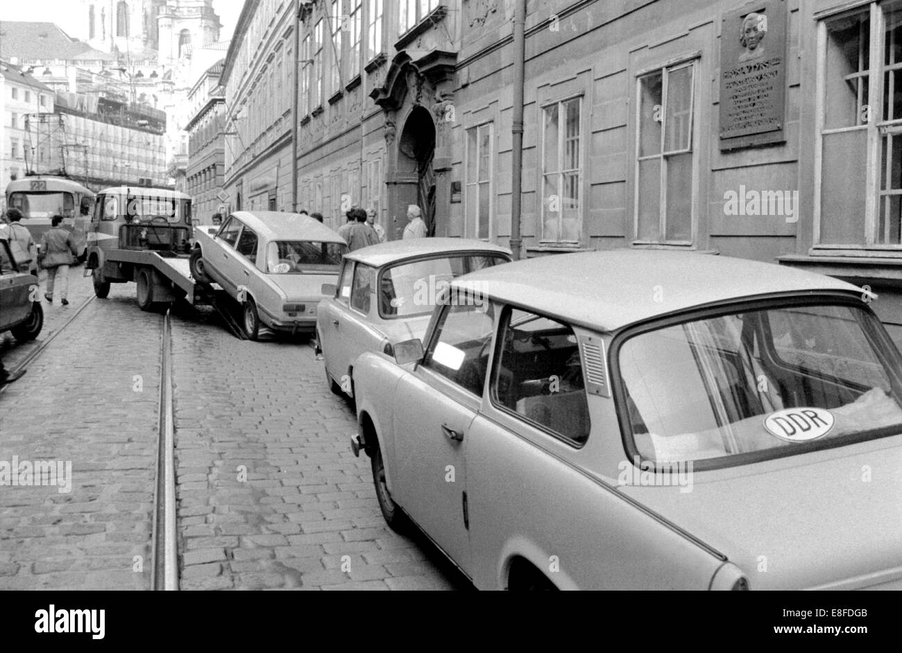 Le automobili sono trainato a Praga, Cecoslovacchia, ottobre 1989. Migliaia di cittadini della RDT aveva occupato la sede della Federal ambasciata tedesca in Cecoslovacchia. Alla fine di settembre 1989 le autorità della RDT consentito l'uscita dei loro cittadini, che in conseguenza finale ha portato alla caduta del muro e dalla riunificazione tedesca. Foto Stock