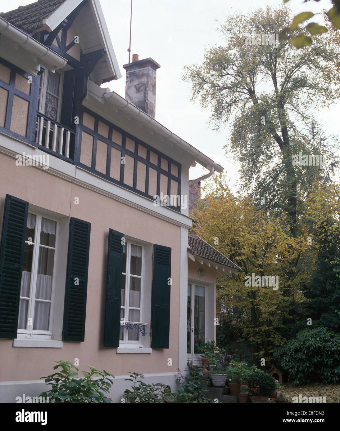 Esterno della casa cittadina francese con nero persiane louvre e abbaino Foto Stock