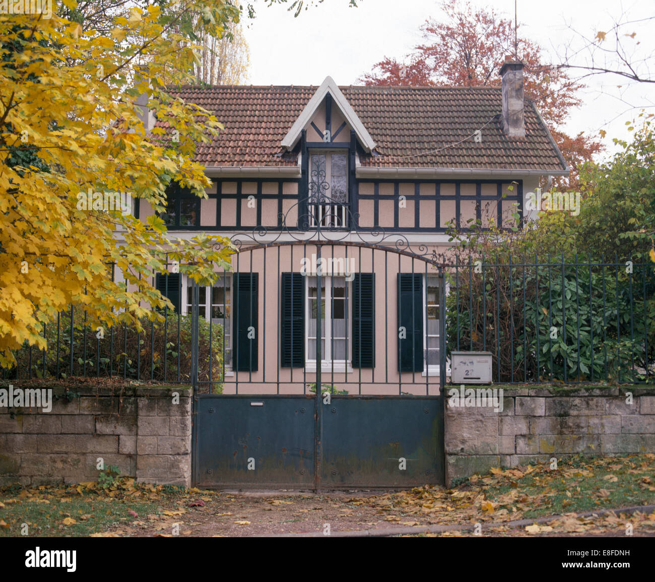 Ferro porte doppie nella parte anteriore del villaggio francese di casa con persiane nero su windows Foto Stock
