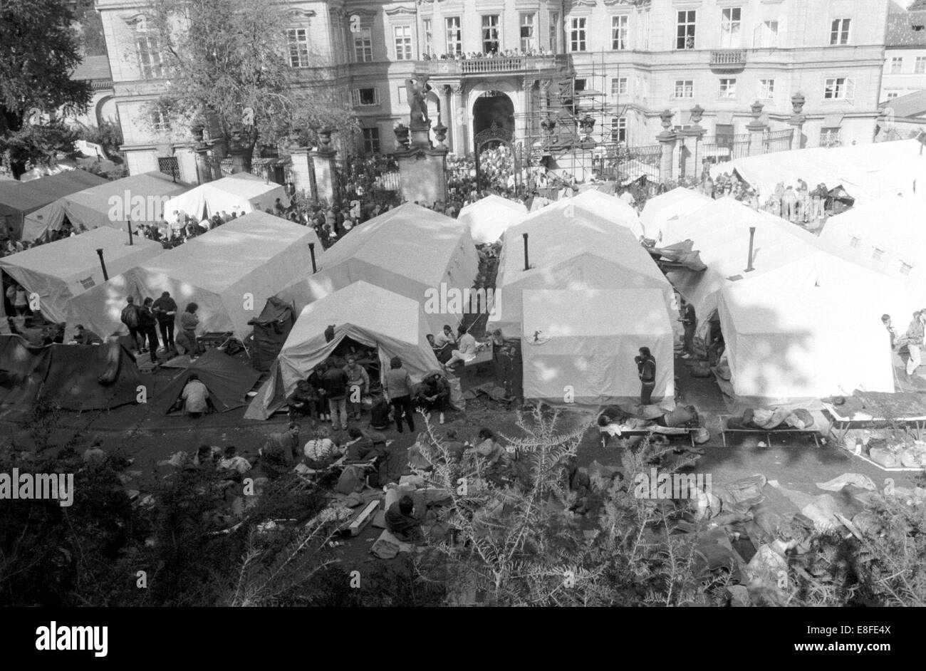 Rdt rifugiati occupano federale ambasciata tedesca in Cecoslovacchia a Praga nel settembre 1989. Alla fine di settembre 1989 le autorità della RDT consentito l'uscita dei loro cittadini, che in conseguenza finale ha portato alla caduta del muro e dalla riunificazione tedesca. Foto Stock