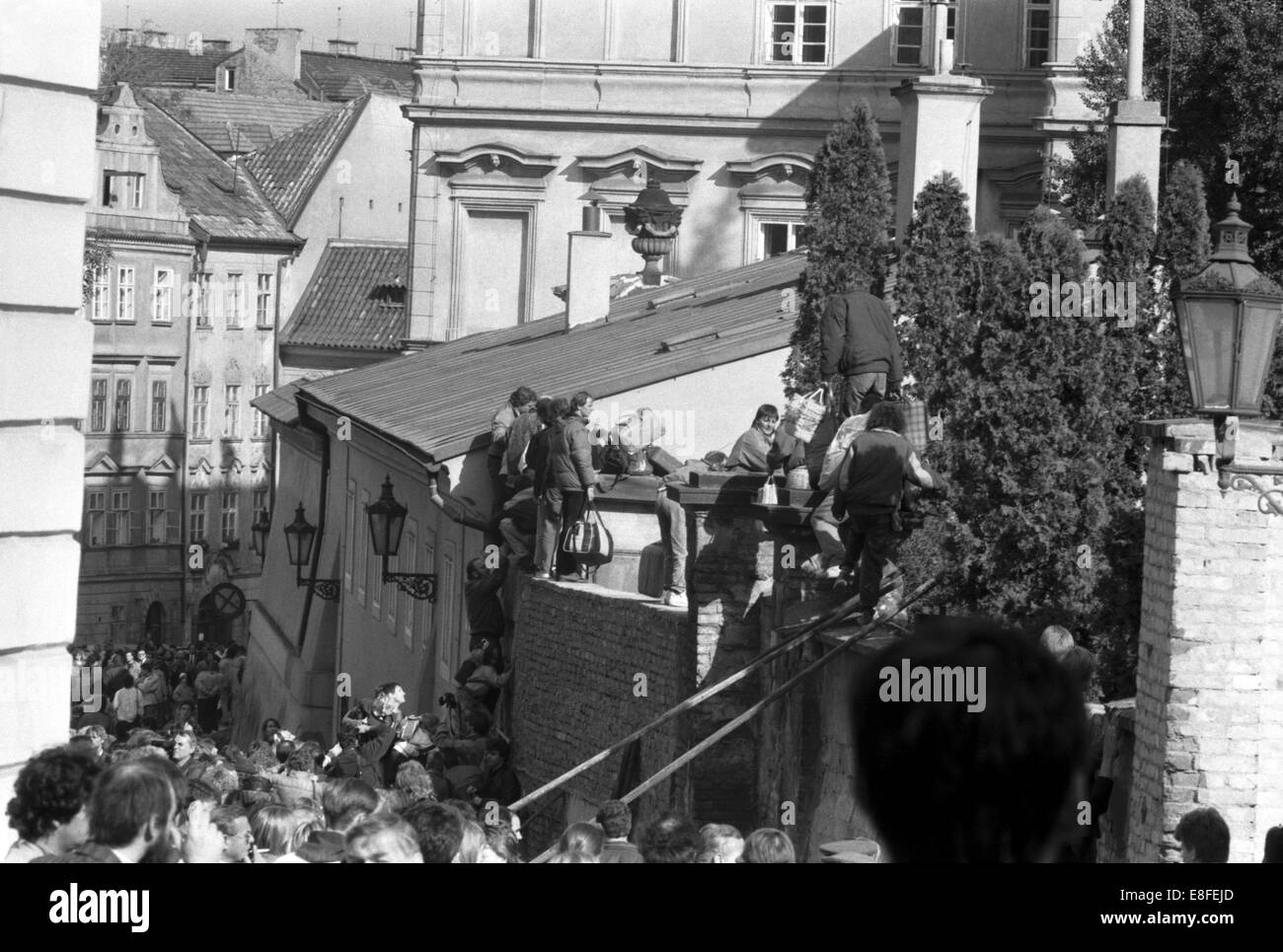 Rdt rifugiati salire oltre il muro sul Federal ambasciata tedesca in Cecoslovacchia a Praga nel settembre 1989. Migliaia di cittadini della RDT occupata la sede dell' ambasciata. Alla fine di settembre 1989 le autorità della RDT consentito l'uscita dei loro cittadini, che in conseguenza finale ha portato a teh caduta del muro e dalla riunificazione tedesca. Foto Stock