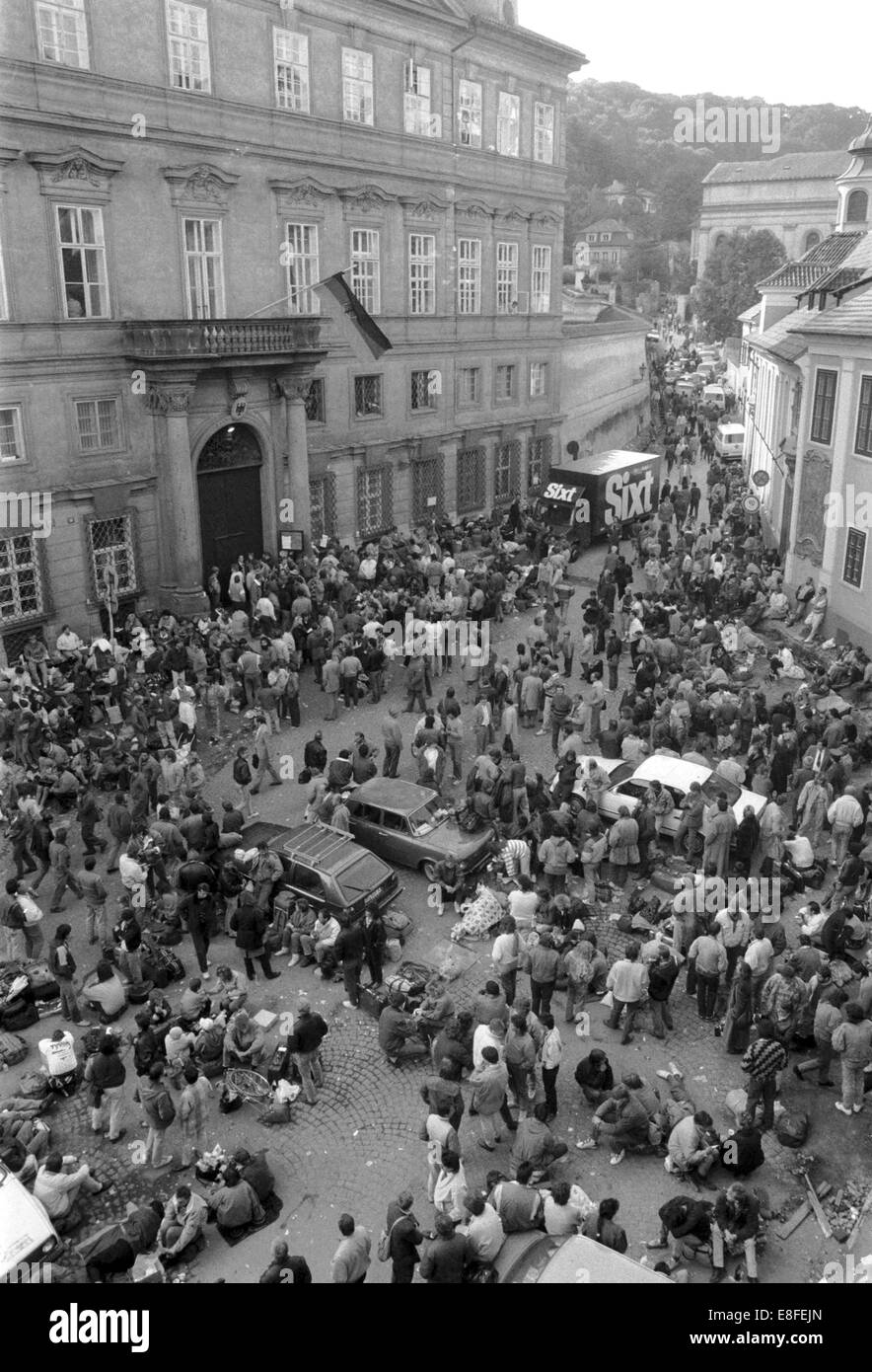 Rdt rifugiati occupano federale ambasciata tedesca in Cecoslovacchia a Praga nel settembre 1989. Alla fine di settembre 1989 le autorità della RDT consentito l'uscita dei loro cittadini, che in conseguenza finale ha portato alla caduta del muro e dalla riunificazione tedesca. Foto Stock