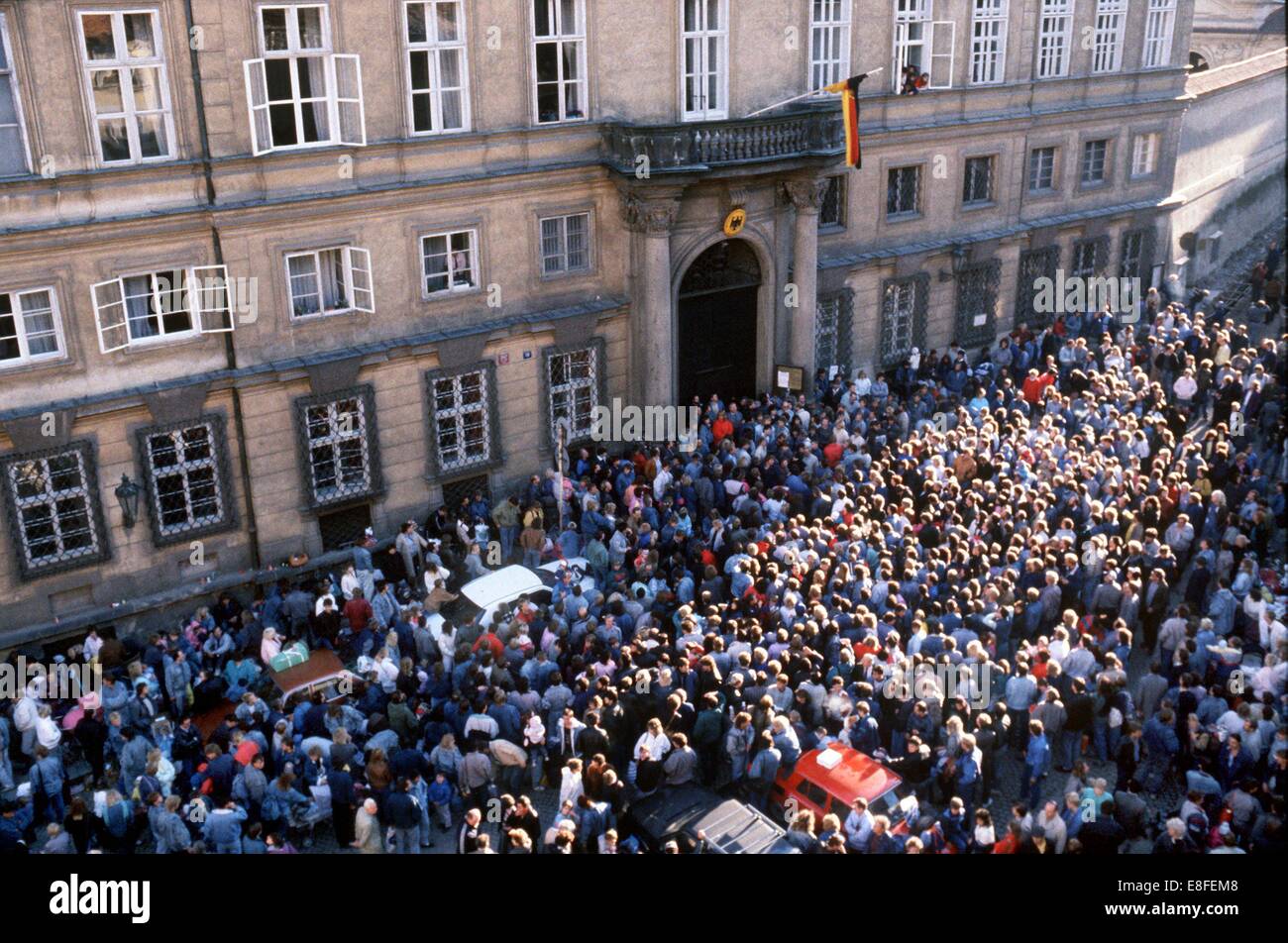 Rdt rifugiati occupano federale ambasciata tedesca in Cecoslovacchia a Praga, 04 ottobre 1989. Alla fine di settembre 1989 le autorità della RDT consentito l'uscita dei loro cittadini, che in conseguenza finale ha portato alla caduta del muro e dalla riunificazione tedesca. Foto Stock