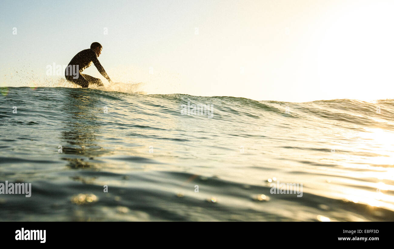 Uomo surf in Oceano Pacifico, California, Stati Uniti Foto Stock