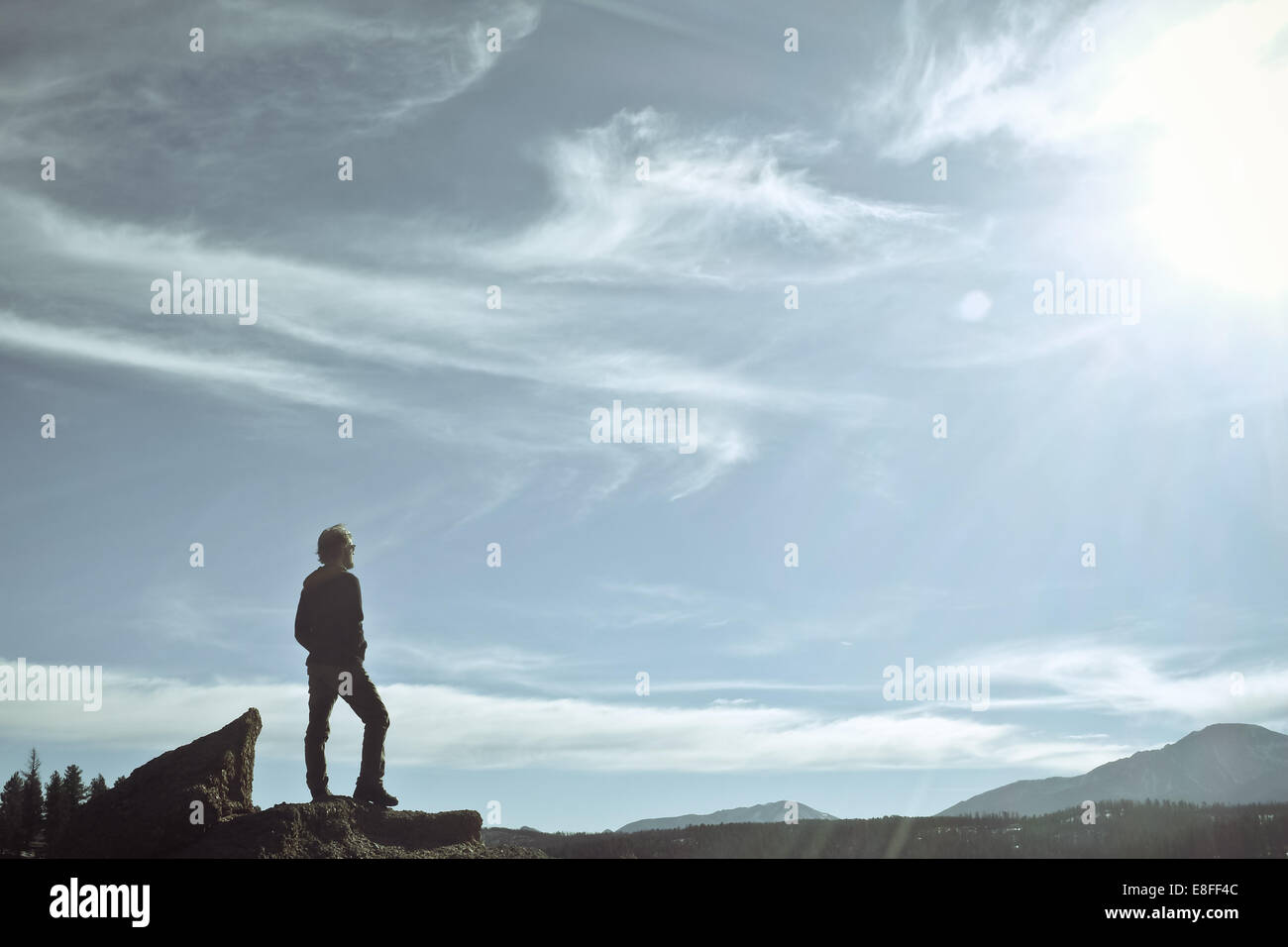 Uomo in piedi sul picco di Pikes, Colorado, Stati Uniti Foto Stock