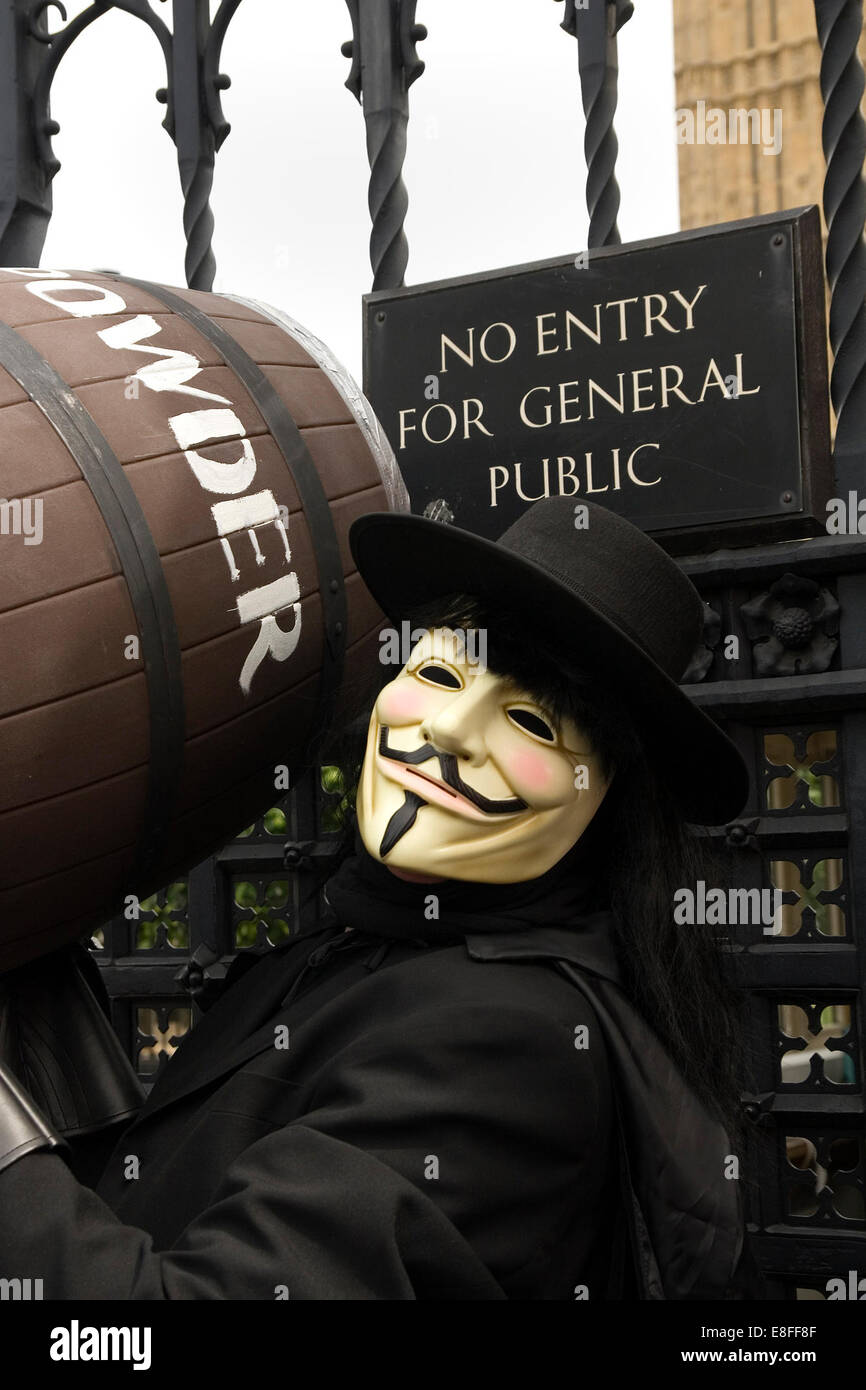 Il dimostratore vestito da Guy Fawkes fuori del Parlamento per protestare contro i membri del Parlamento e le loro spese Foto Stock