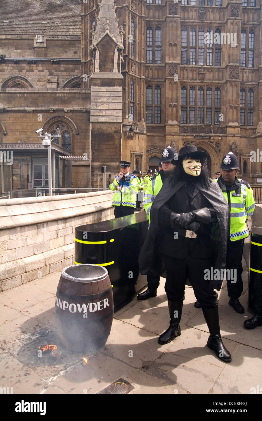 Il dimostratore vestito da Guy Fawkes fuori del Parlamento per protestare contro i membri del Parlamento e le loro spese Foto Stock