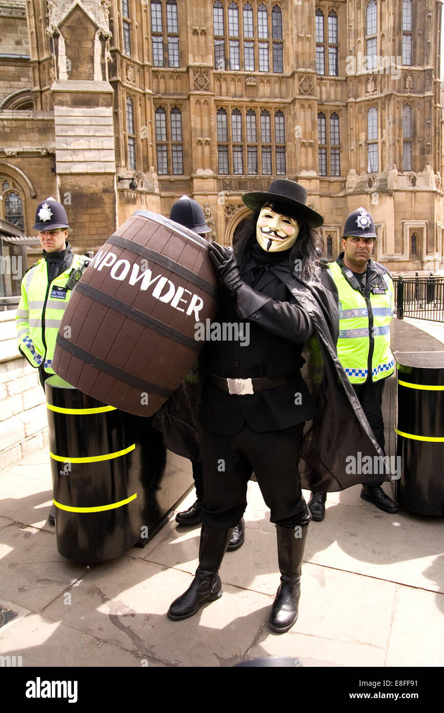 Il dimostratore vestito da Guy Fawkes fuori del Parlamento per protestare contro i membri del Parlamento e le loro spese Foto Stock