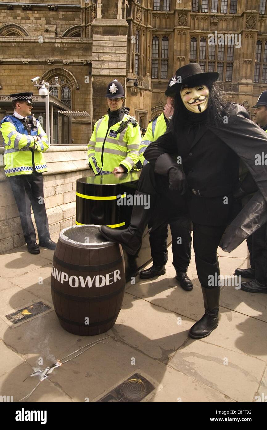 Il dimostratore vestito da Guy Fawkes fuori del Parlamento per protestare contro i membri del Parlamento e le loro spese Foto Stock