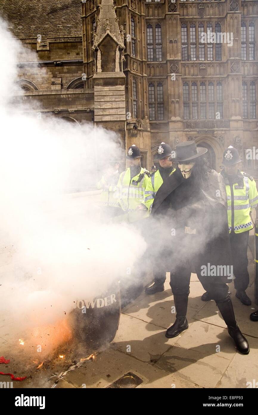 Il dimostratore vestito da Guy Fawkes fuori del Parlamento per protestare contro i membri del Parlamento e le loro spese Foto Stock