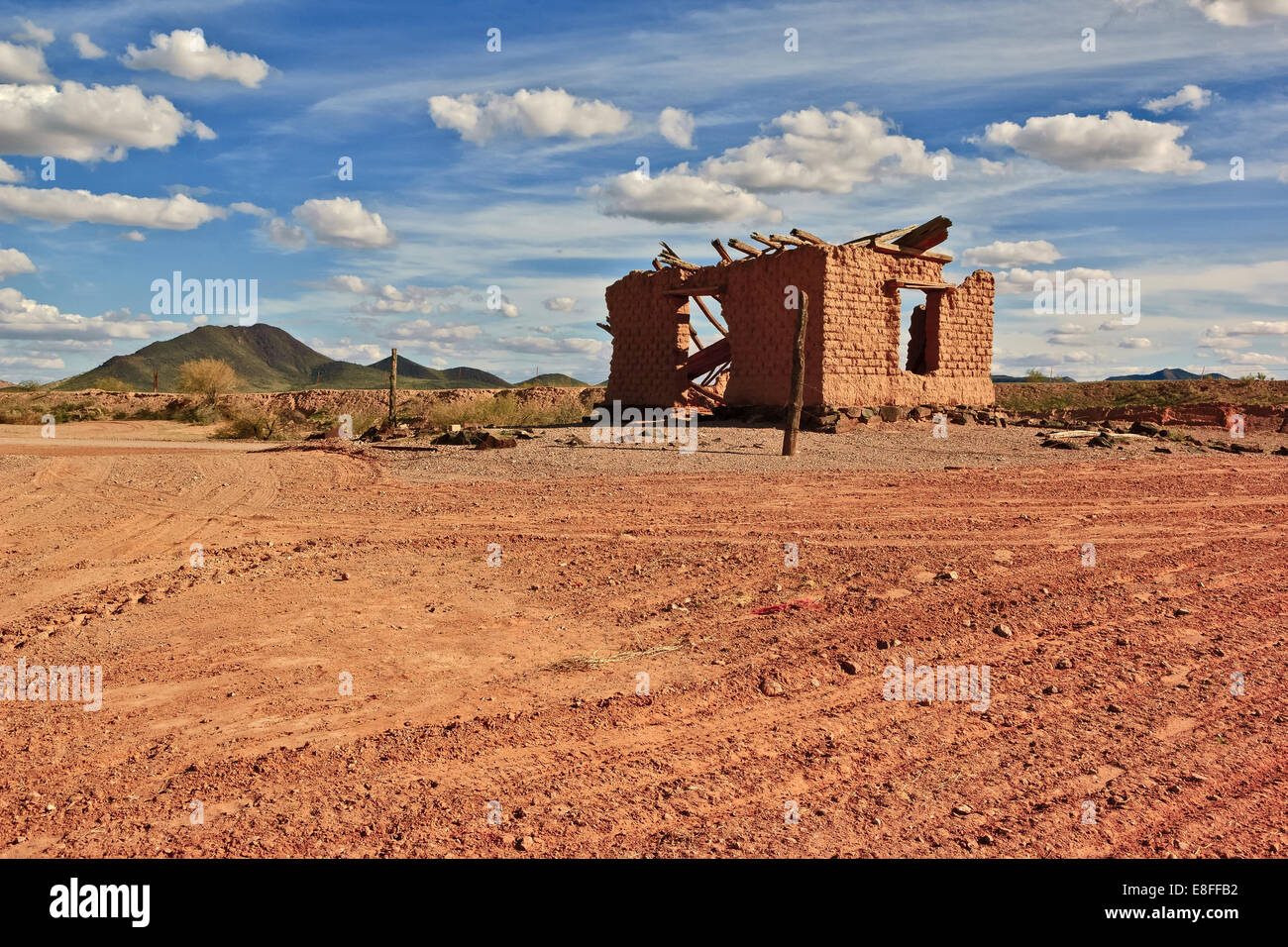 Stati Uniti d'America, Arizona Maricopa County, vecchia casa in rovina sul deserto vicino a Oatman Mountain Foto Stock