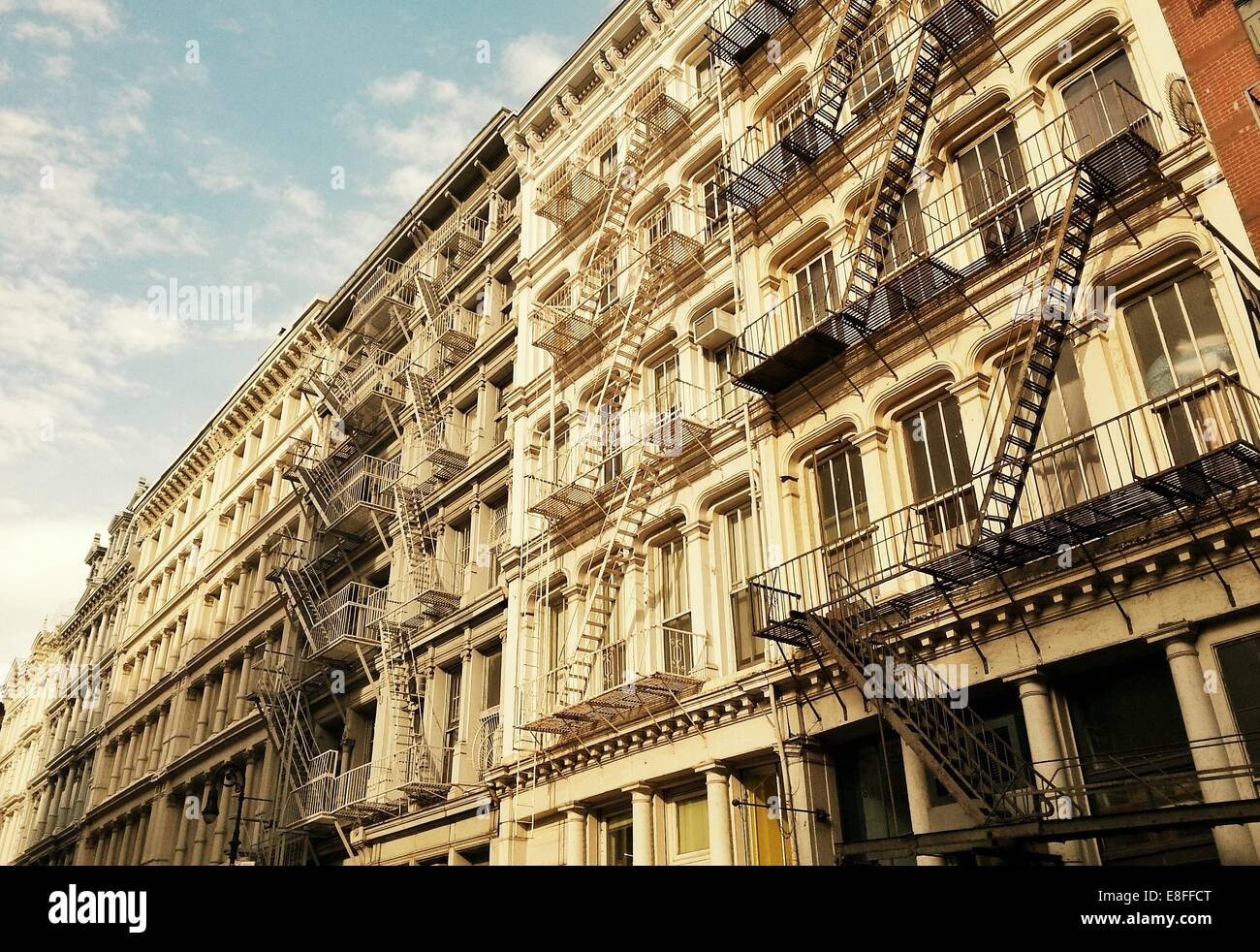 Stati Uniti d'America, nello Stato di New York, New York City, Fuoco sfugge sulla costruzione Foto Stock