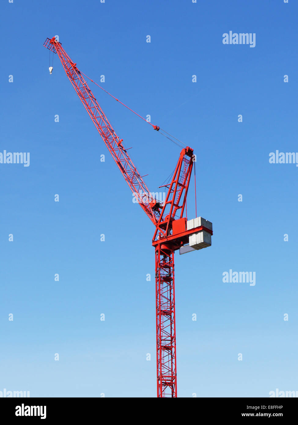 Gru rossa contro il cielo chiaro Foto Stock