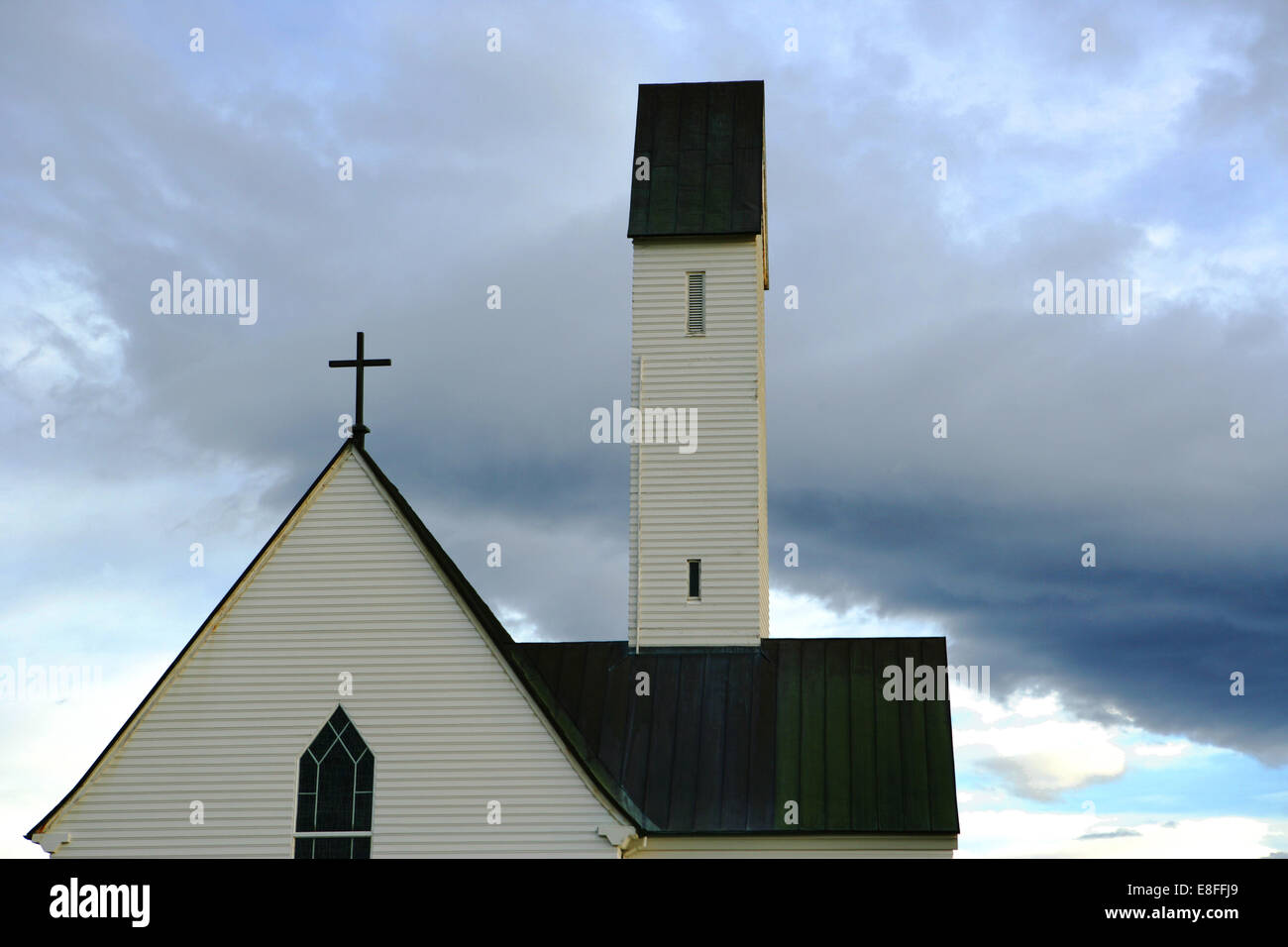 L'Islanda, la sezione superiore della chiesa contro moody sky Foto Stock