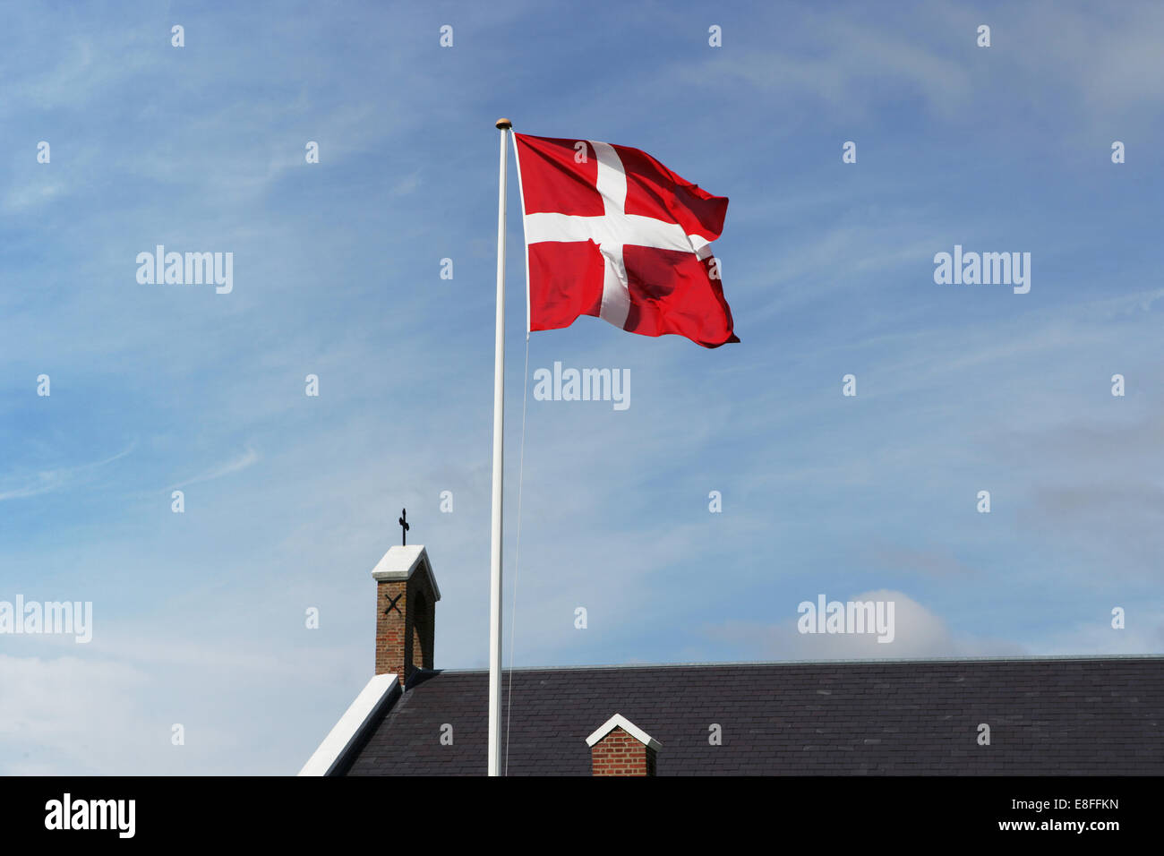 Bandiera e chiesa danesi, Sonderho, Fanoe, Jutland, Danimarca Foto Stock