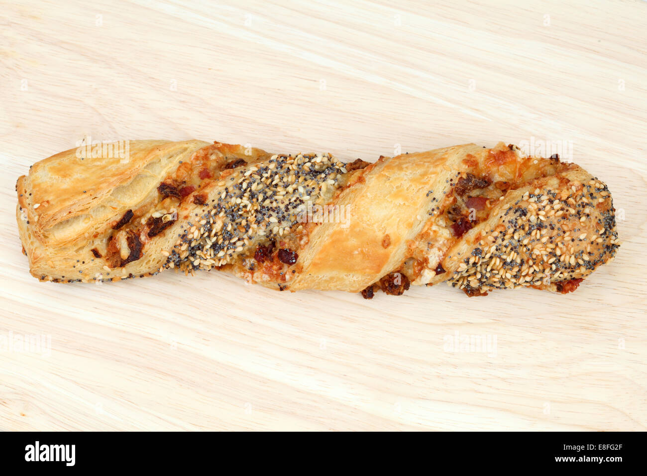 Tradizionale formaggio tedesco pretzel stick con sesamo e semi di papavero Foto Stock